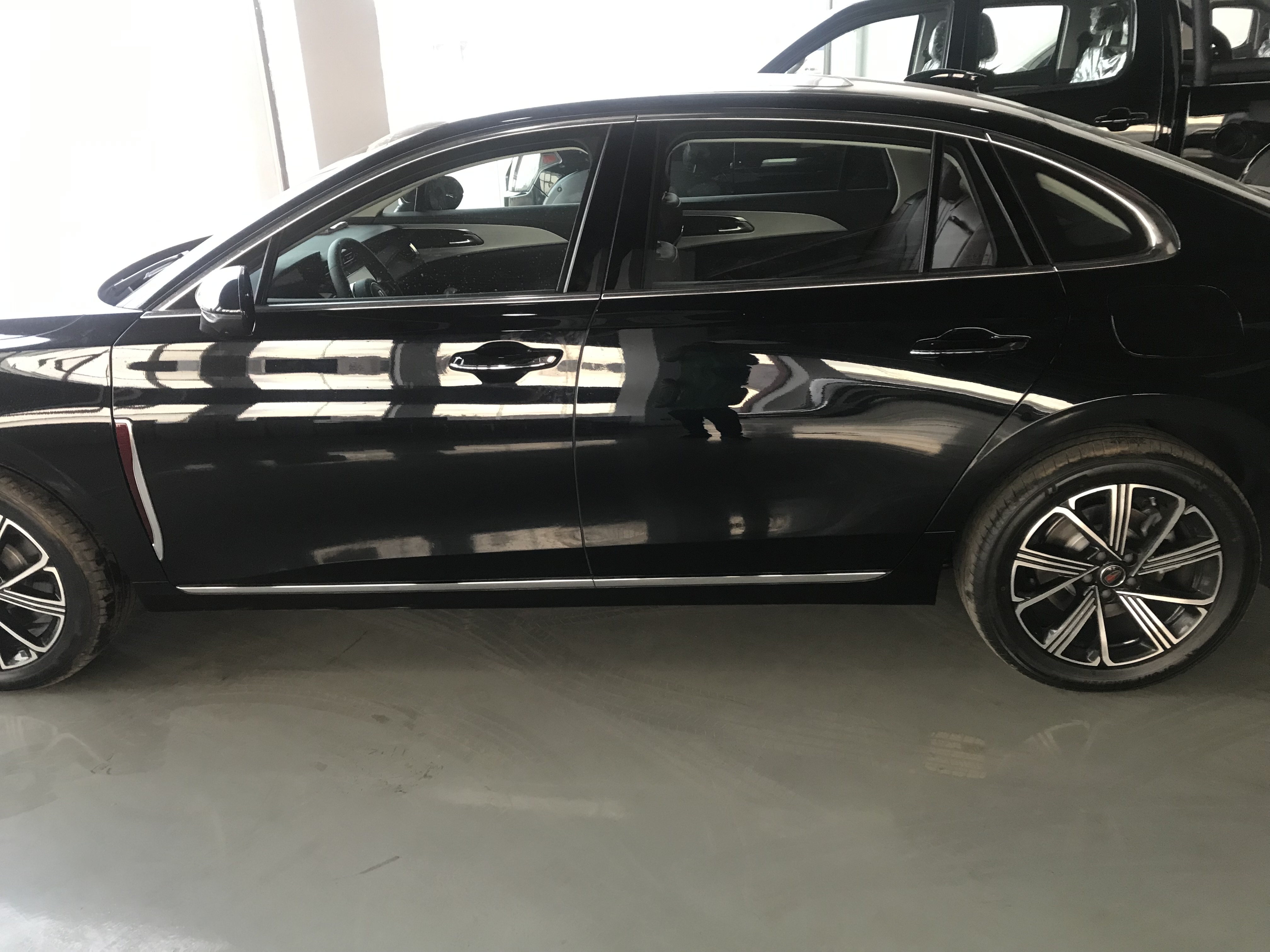 Hongqi H5 PHEV (2025) - Image 3